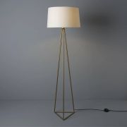 Pie trípode en hierro